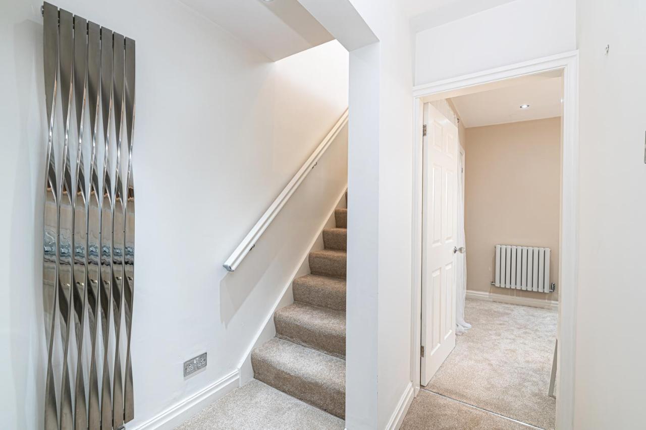 The Popular Racecourse Apartments, Sleeps 4, Free Parking Apartment *