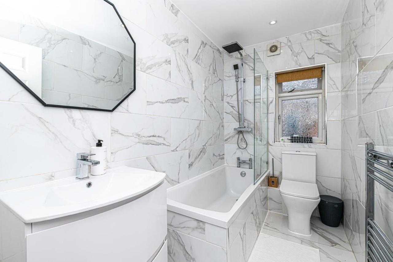 The Popular Racecourse Apartments, Sleeps 4, Free Parking Apartment