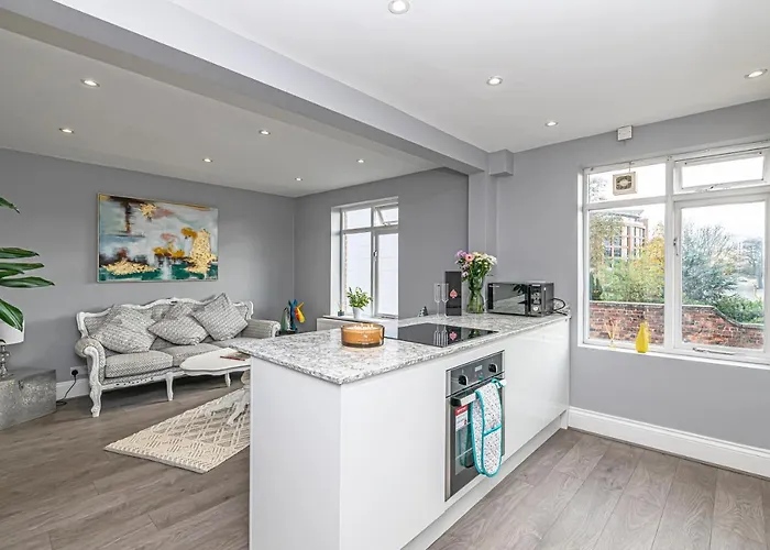 The Popular Chester Racecourse Apartments, Sleeps 4, Free Parking