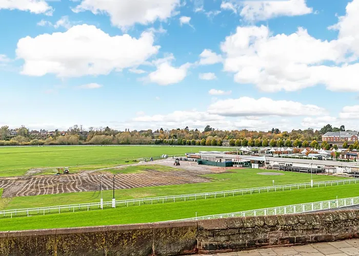 The Popular Chester Racecourse Apartments, Sleeps 4, Free Parking