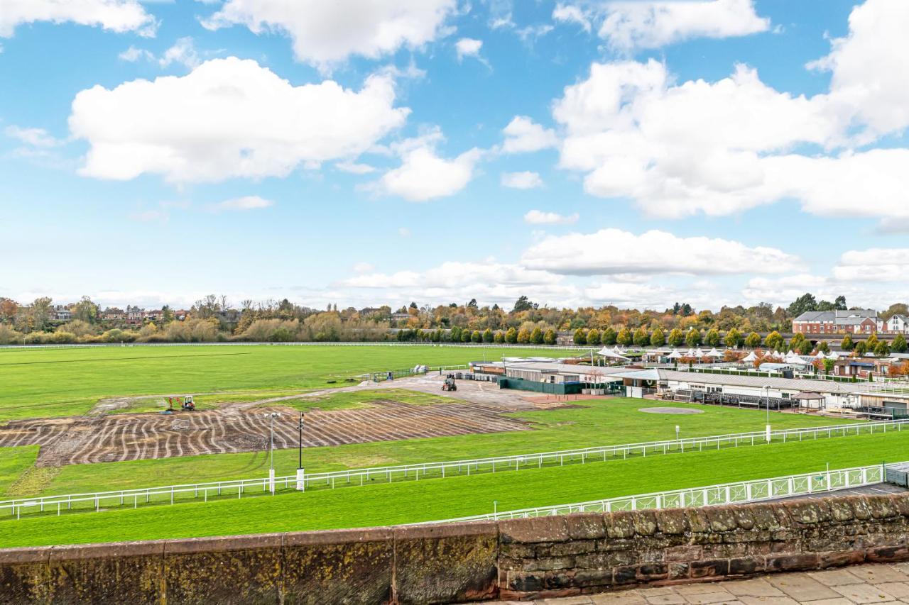 The Popular Racecourse Apartments, Sleeps 4, Free Parking * Chester